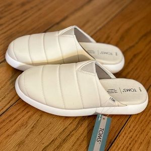 New cream tom slides. Never worn no box. Women’s size 9.5